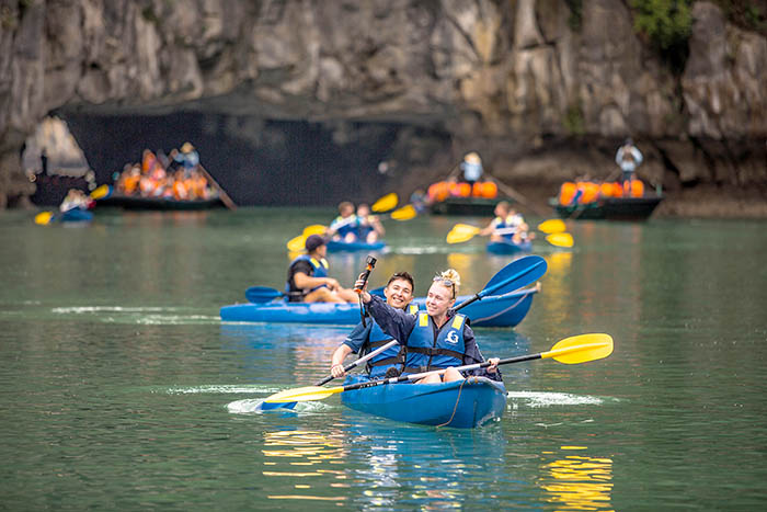 Chèo thuyền kayak trên vịnh Hạ Long. Ảnh: Vũ Hoàng Hiệp